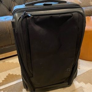 G-RO 22” carry-on big wheeled luggage (black)